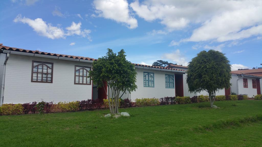 Hosteria Rosa Blanca Puembo Exteriör bild